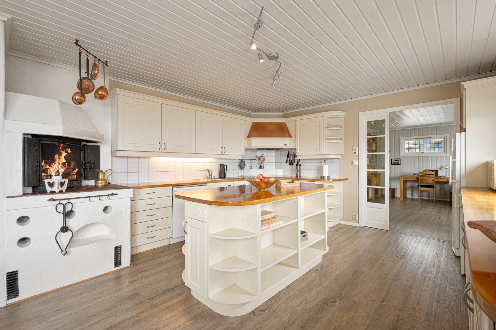 Kvalitetsinnredning fra Sivesind - godt med skap- og benkeplass Galleribilde