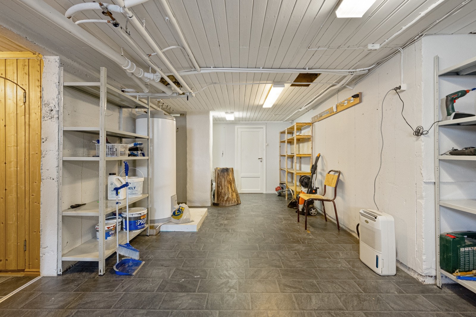 Godt med lagringsplass i flere bodrom i u.etg. Galleribilde