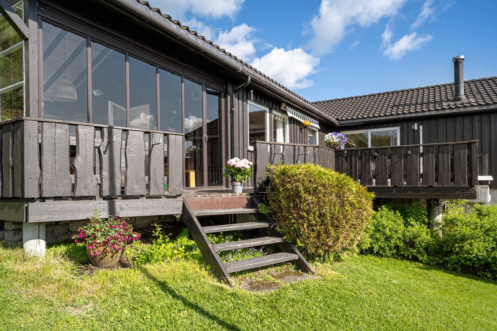 Fra terrassen er det adkomst til hagen. Galleribilde