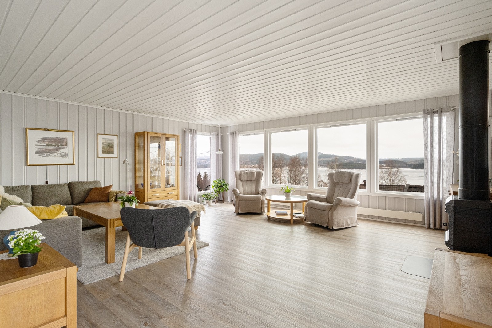 De store vindusflatene gjør stuen lys og luftig Galleribilde