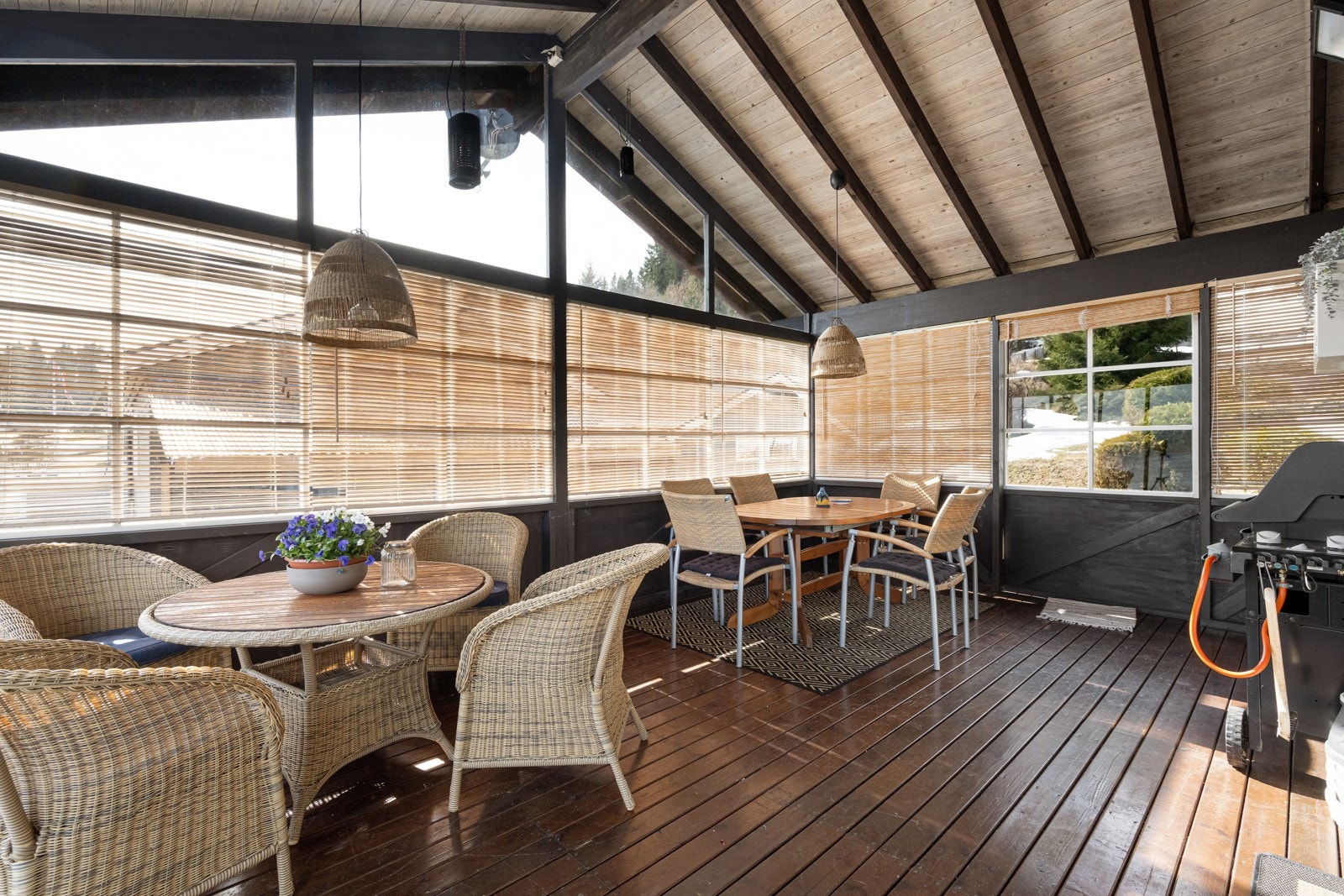 Fra kjøkkenet er det adkomst til denne koselige innglasset terrassen Galleribilde