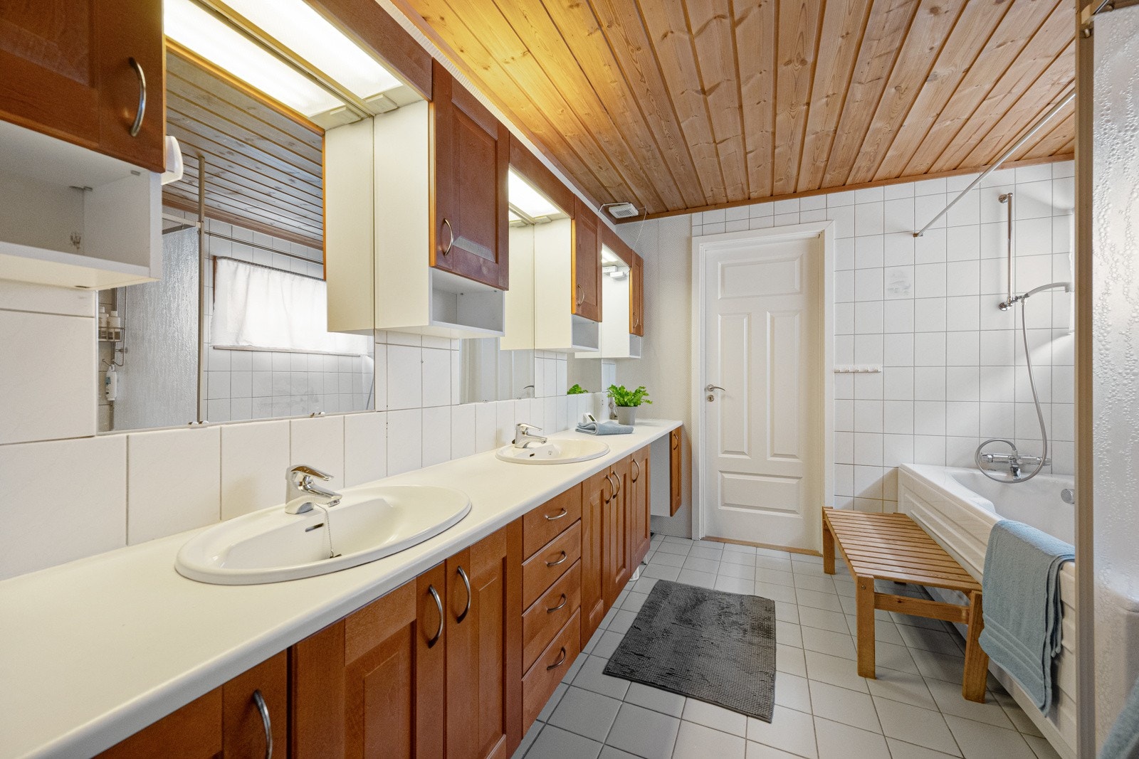 Bad 1.etg. har godt med baderomsinnredning, to servanter, dusj med forheng og boblekar. Galleribilde