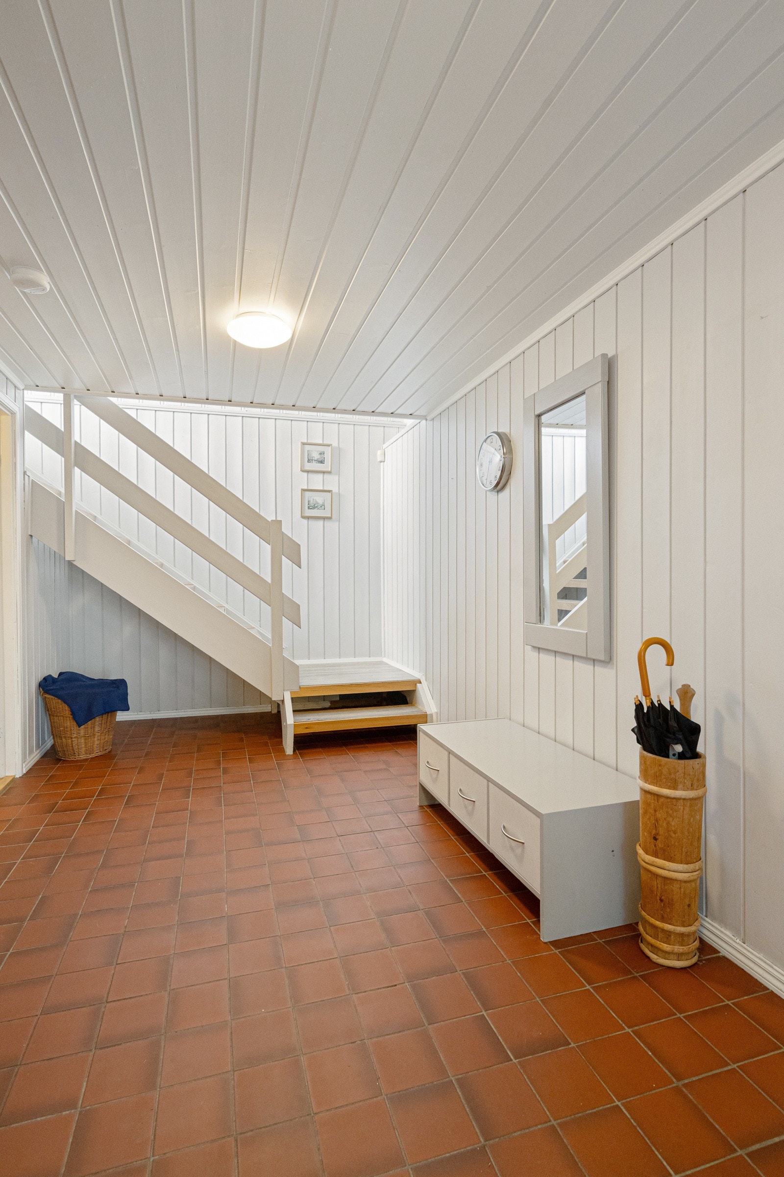 Hall u.etg. med trapp til 1.etg. Galleribilde