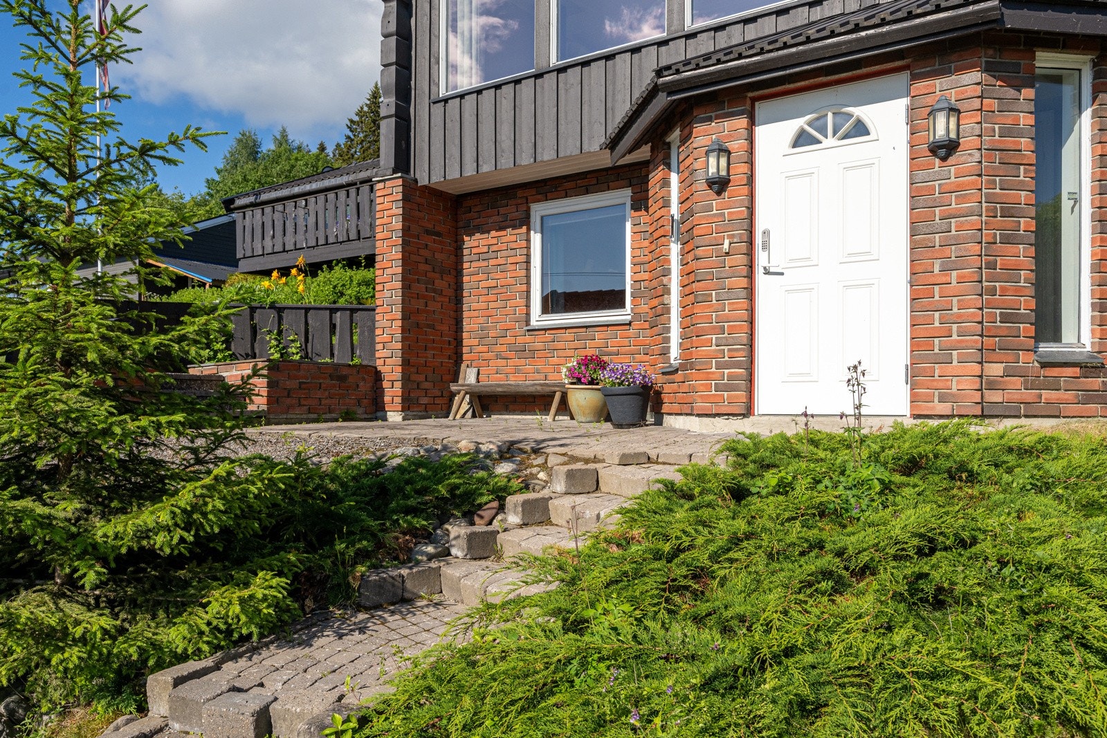 Trapp i terreng fra garasje/gårdsplass til inngangsparti Galleribilde