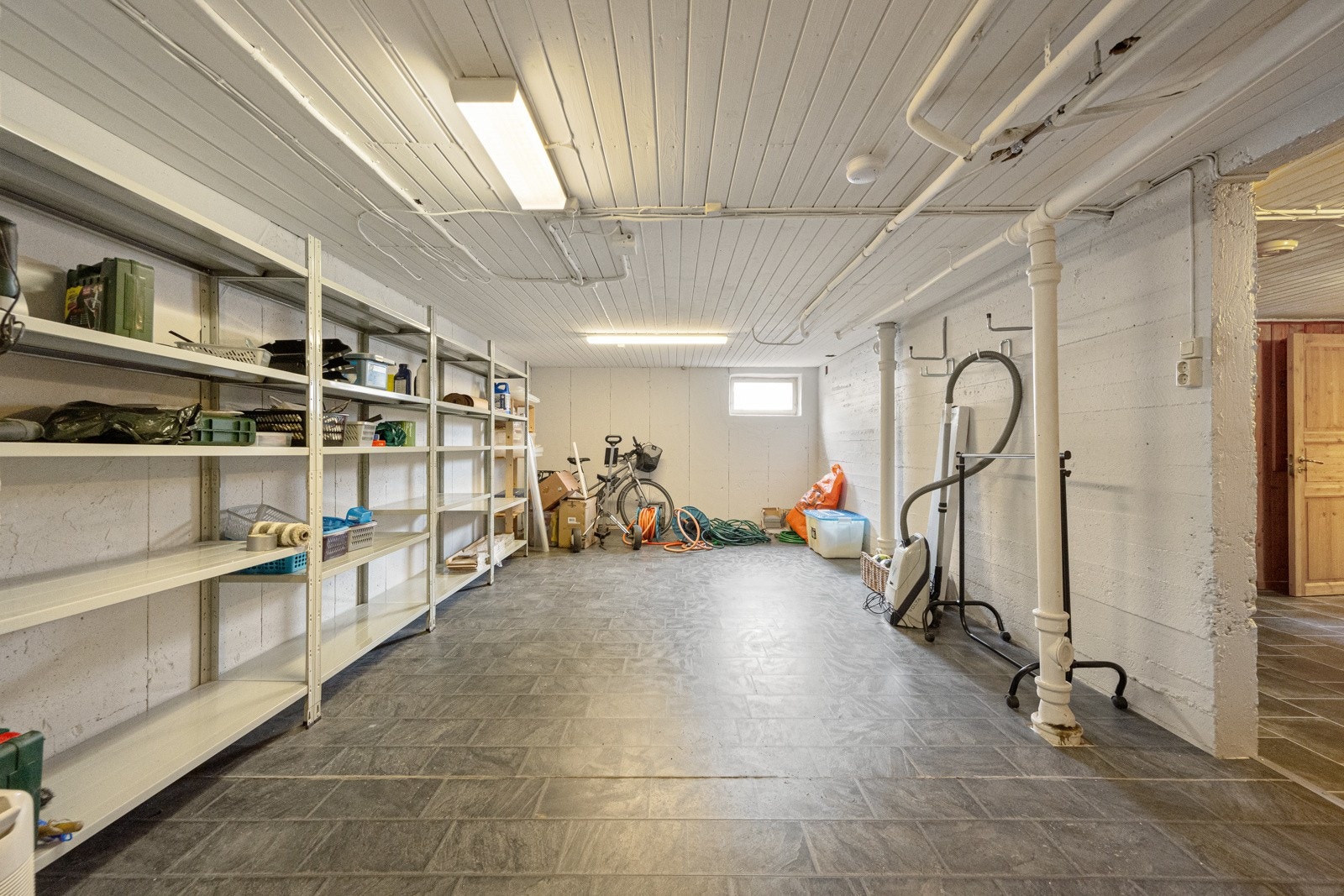 I underetasjen finner du bl.a. stort bodrom Galleribilde