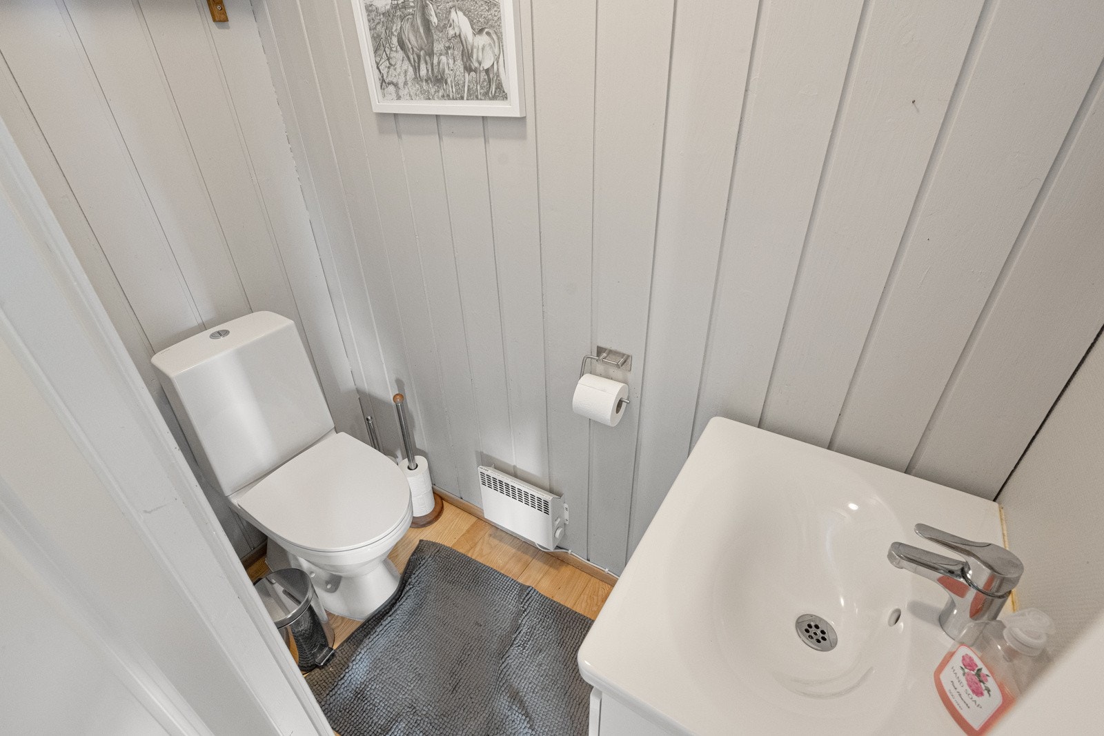 Praktisk toalettrom i 1.etg. Galleribilde