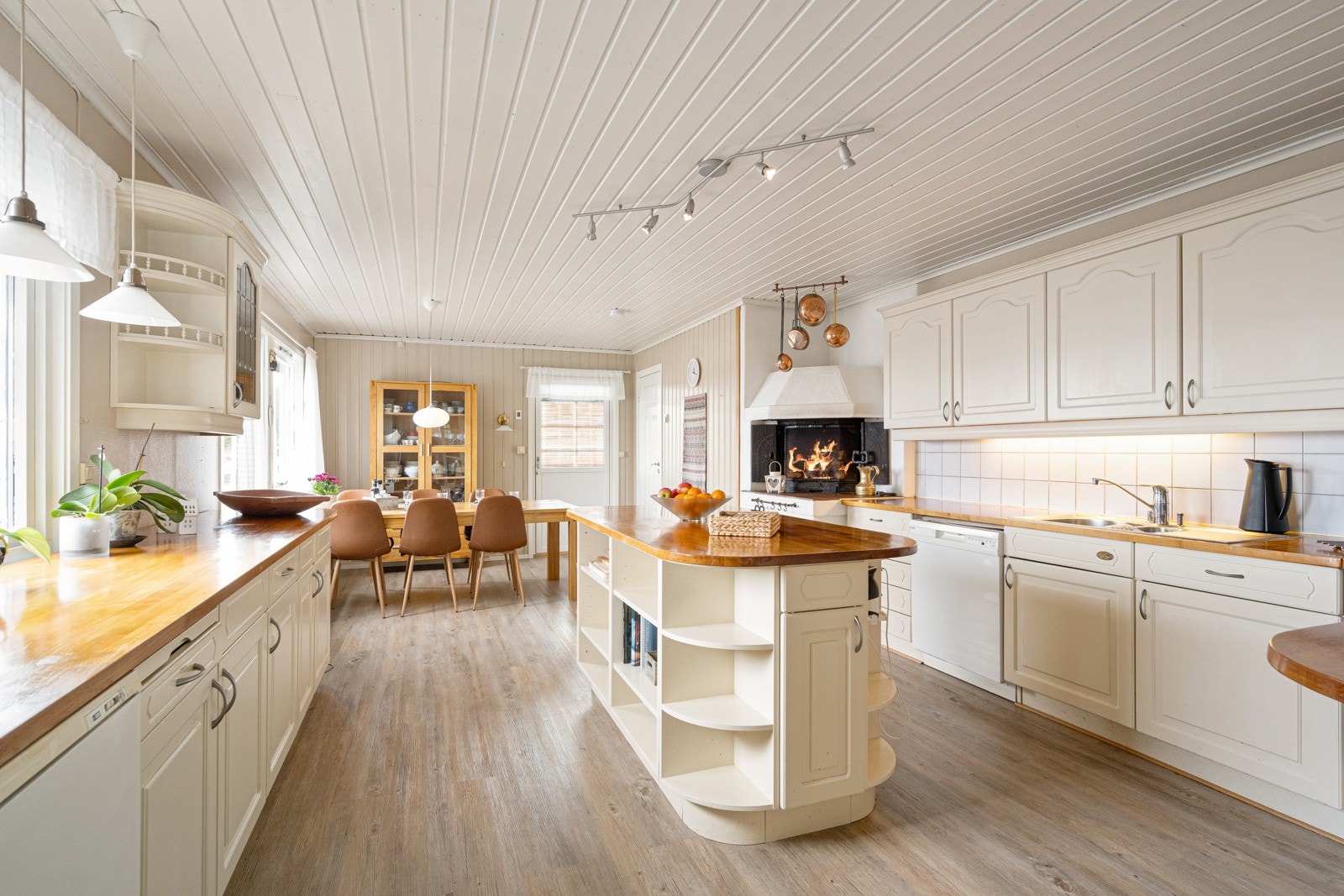 Stort, lyst og lekkert kjøkken Galleribilde