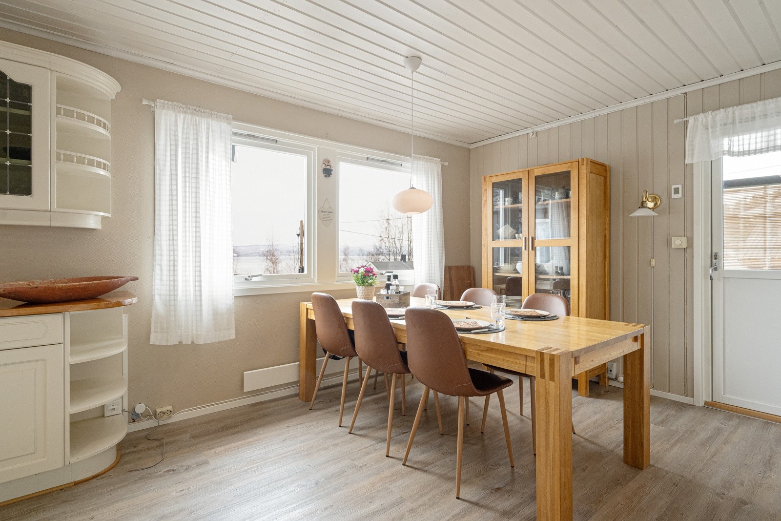 Kjøkkenet er stort og har god plass for spisebord Galleribilde