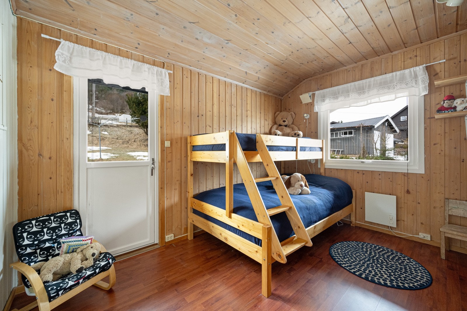 Soverom II i 1.etg. - utgang til hagen på baksiden av huset Galleribilde