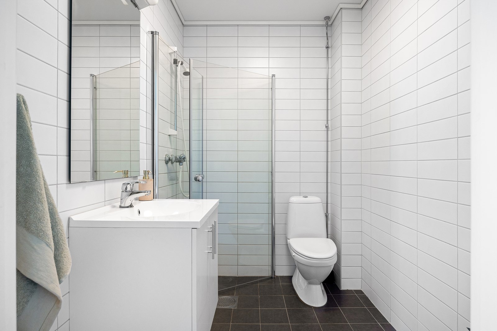 Delikat flislagt baderom fra 2014 med varmekabler i gulv. Galleribilde