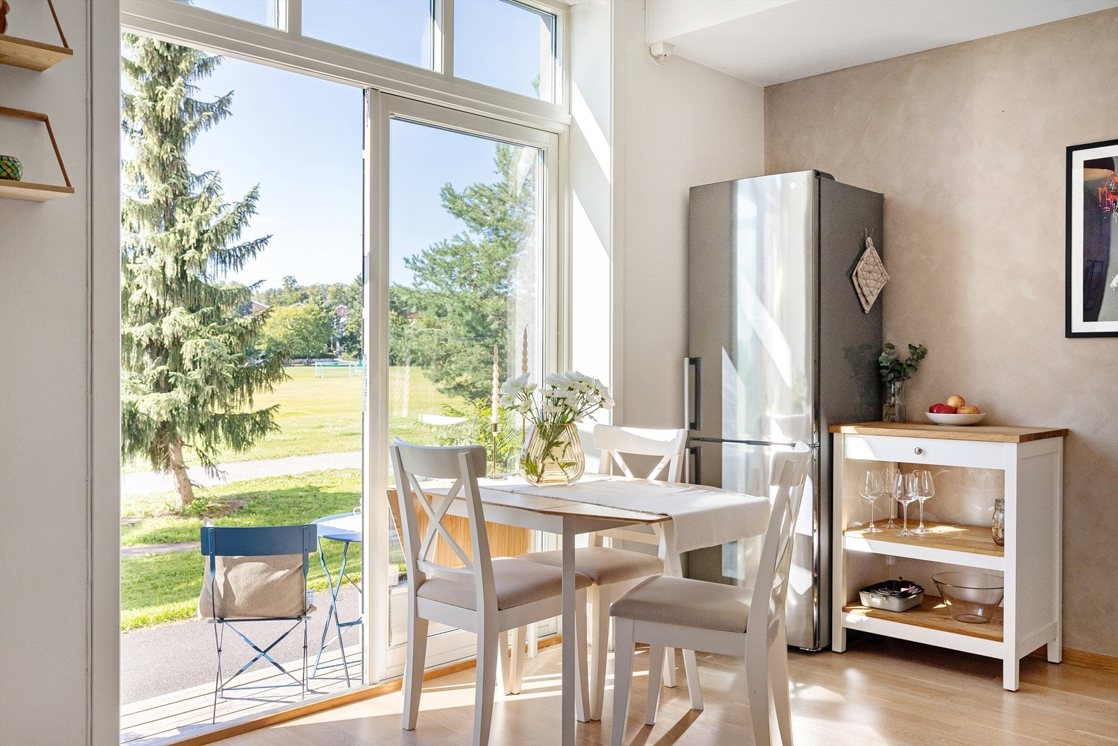 Leiligheten har dobbel glassdør ut fra stuen/kjøkkenet. Galleribilde