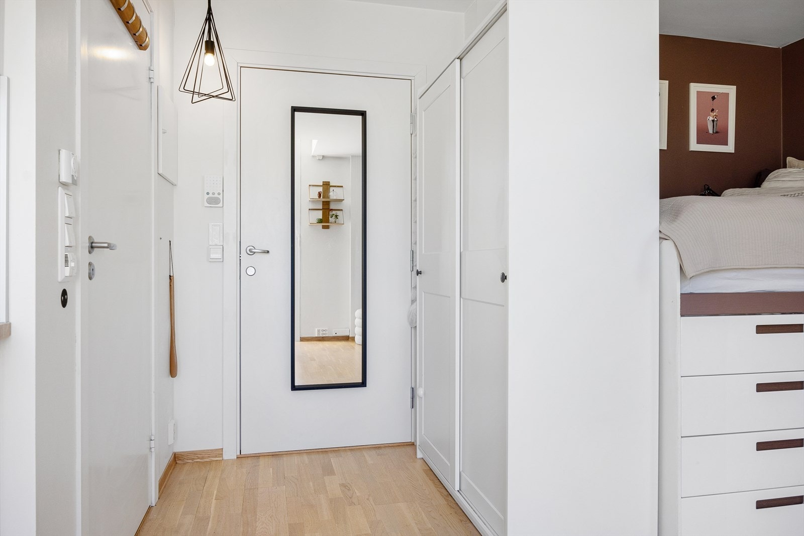 Åpen entré med plass til ytterklær og sko i praktisk garderobeskap. Galleribilde