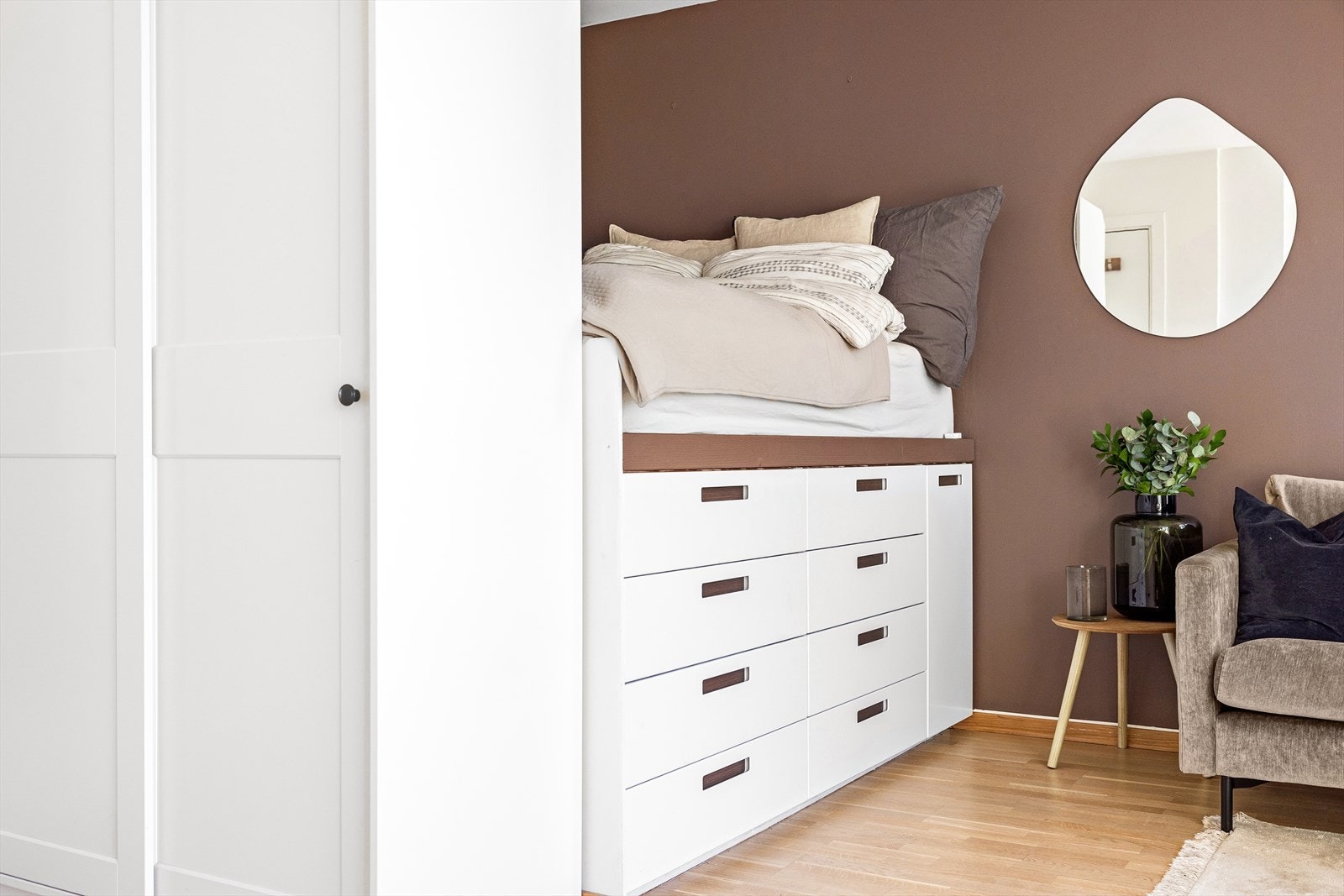 De romslige skuffene under sengen gir god plass til oppbevaring av sengetøy, klær eller andre personlige eiendeler, noe som bidrar til å holde rommet organisert og oversiktlig. Galleribilde