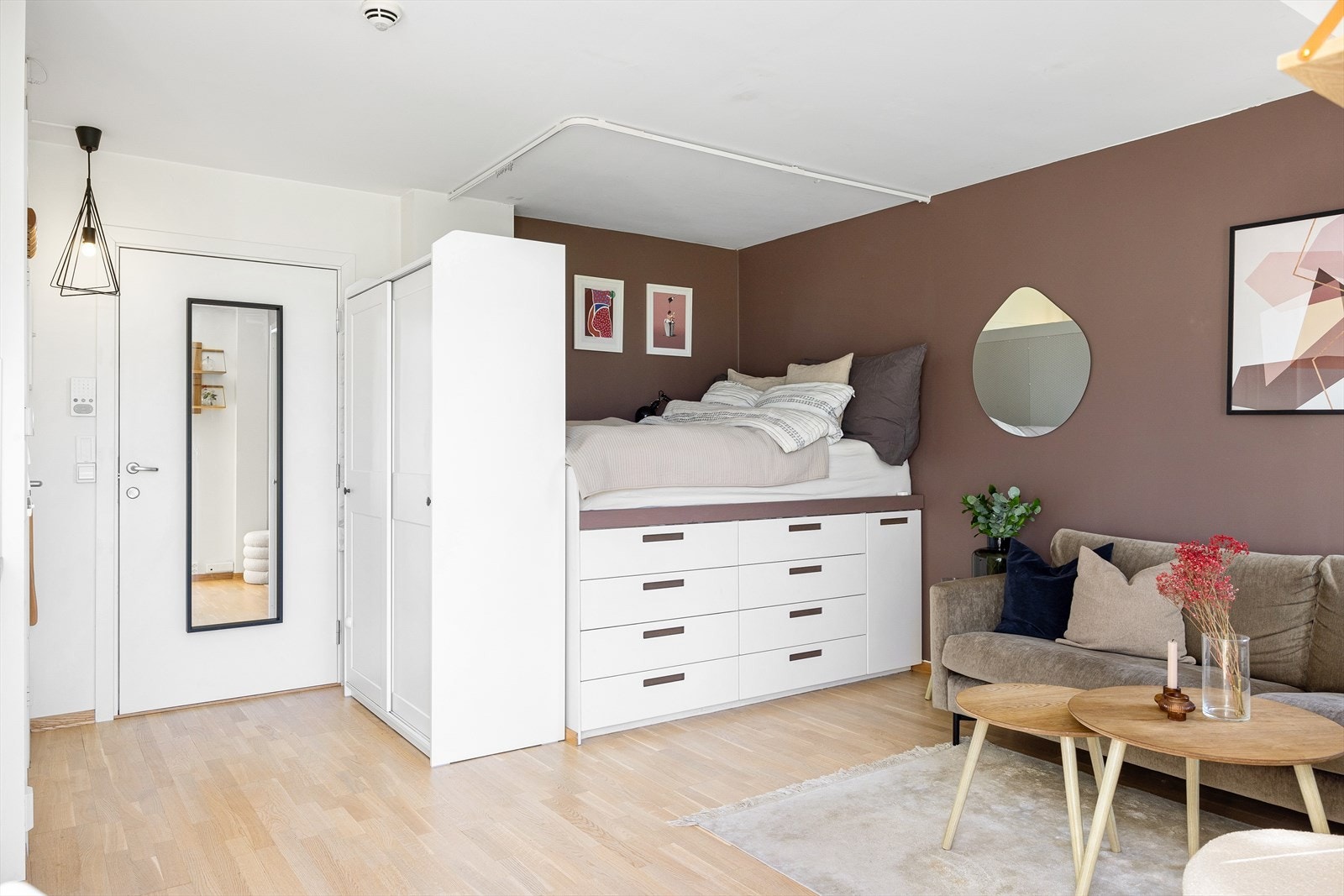 I alkoven er det en praktisk, plassbygget seng med oppbevaringsmuligheter i skuffer under. Galleribilde