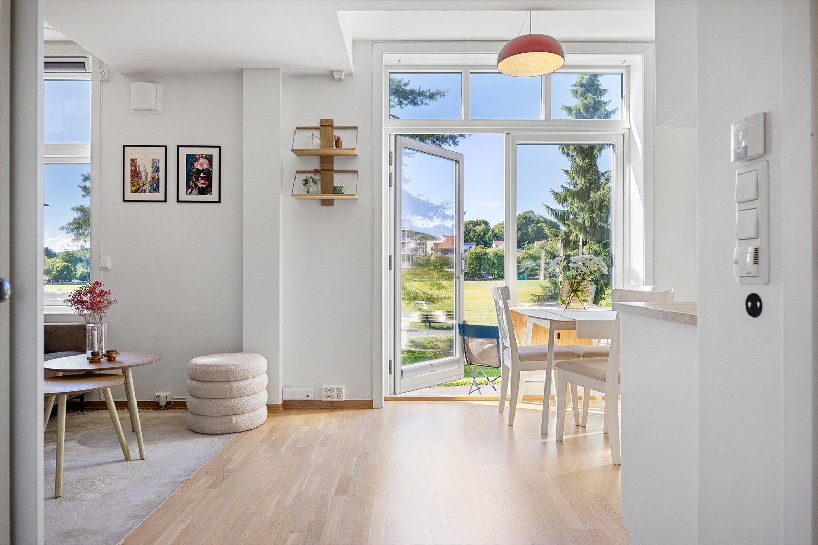 Velkommen til Stavangergata 46B! Dette er en smart 1-roms leilighet med sovealkove og terrasse med trapp ut mot flotte grøntområder på Voldsløkka. Galleribilde