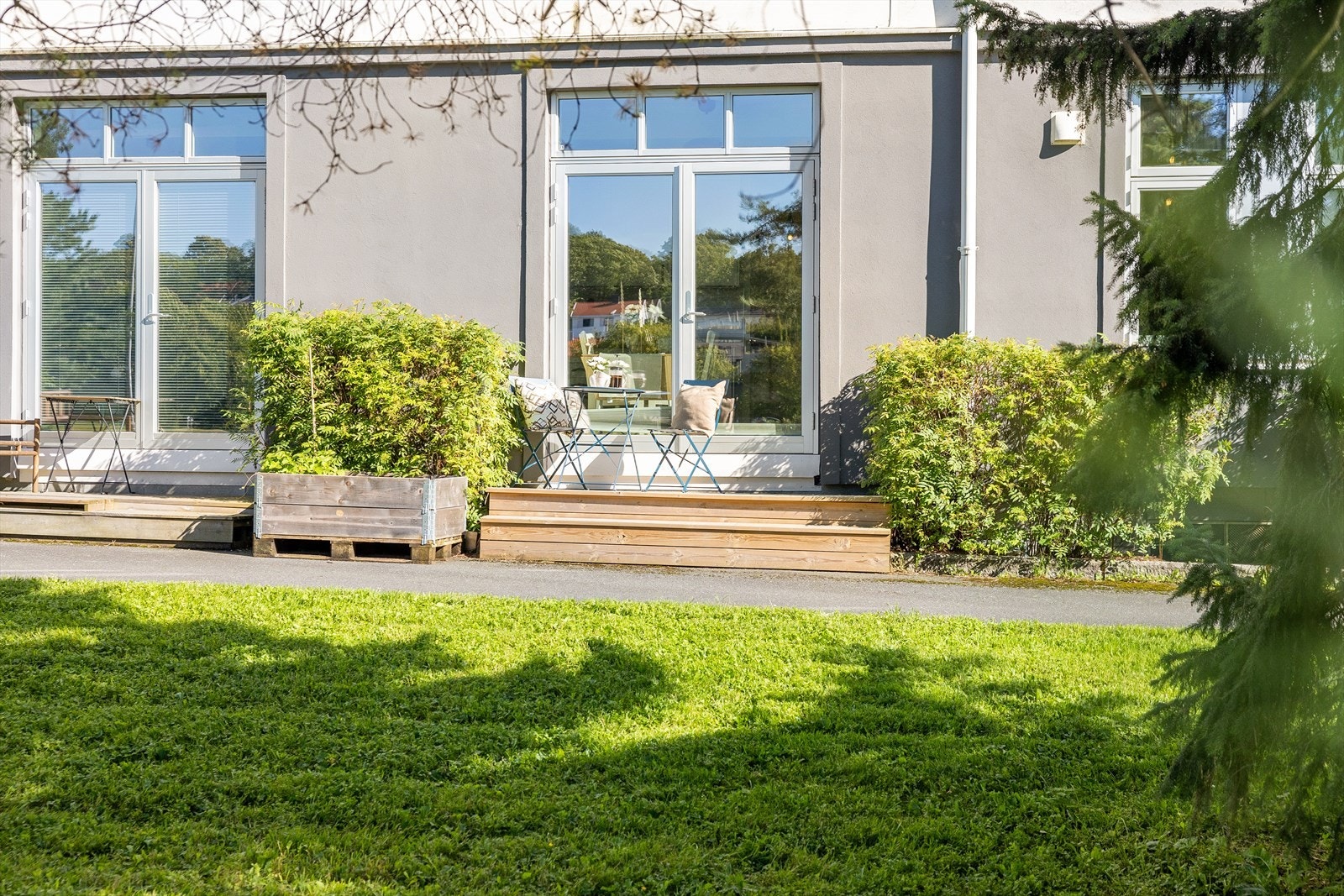 Her kan du nyte morgenkaffen i lune og hyggelig omgivelser. Galleribilde