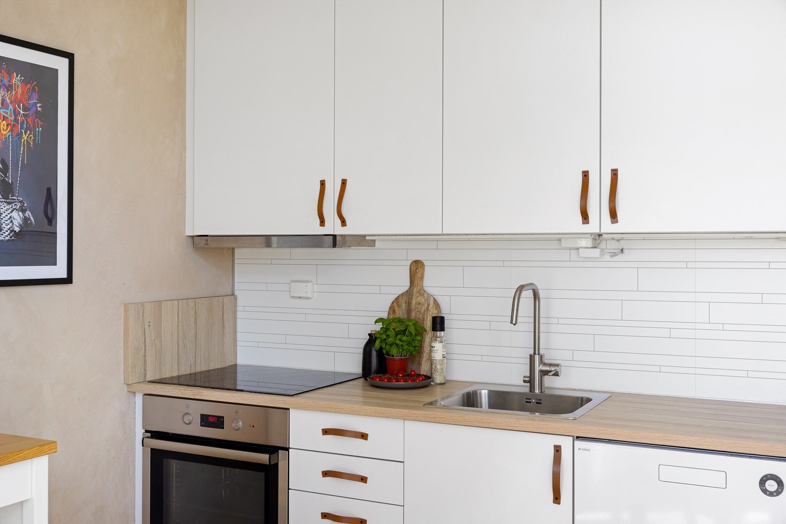 Kjøkkenet har god med skap- og benkeplass - her blir matlaging til en fryd! Galleribilde