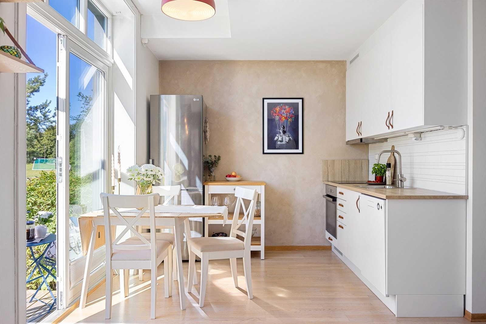 Gulvet er belagt med flott parkett, og overflatene er malt i behagelige og lune farger. Galleribilde