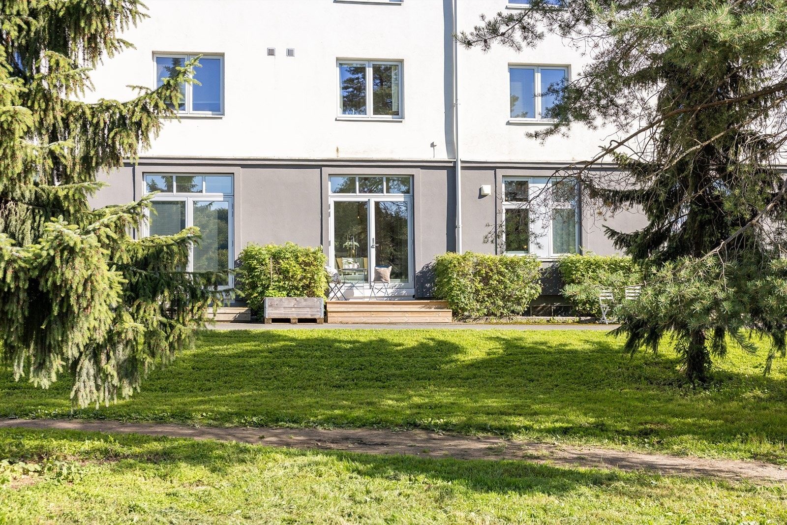 Her kan du legge deg ned på den felles plenen og nyte varme sommerdager. Galleribilde