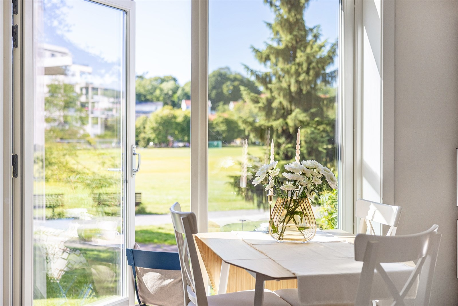 I stuen er det plass til et hyggelig spisebord, noe som gir rom for gjester på besøk. Galleribilde