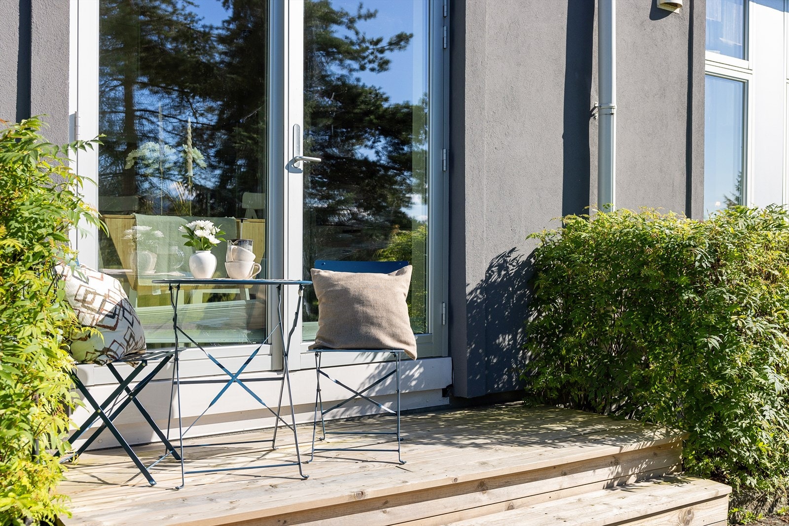 Terrassen er vestvendt, så her kan du nyte ettermiddag- og kveldssolen! Galleribilde