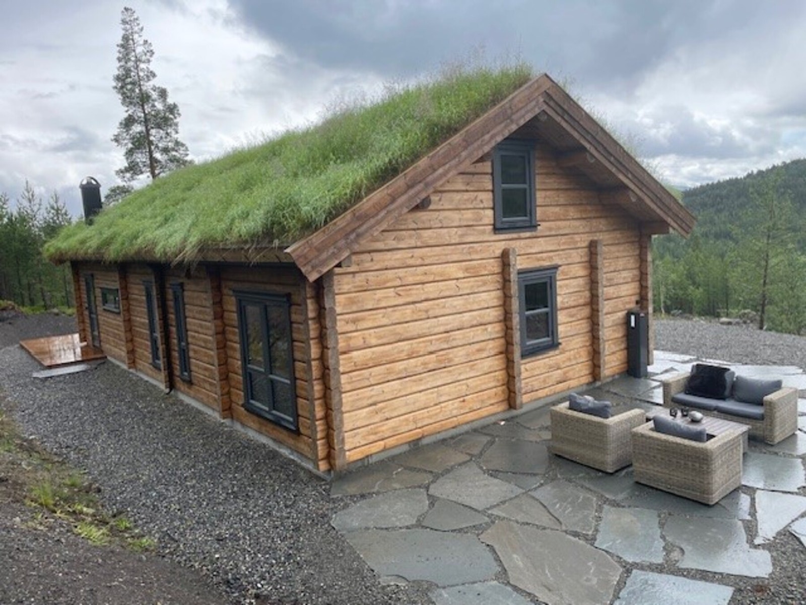 Uteområdet er ferdig planert og det er bygd platting og lagt skiferheller Galleribilde