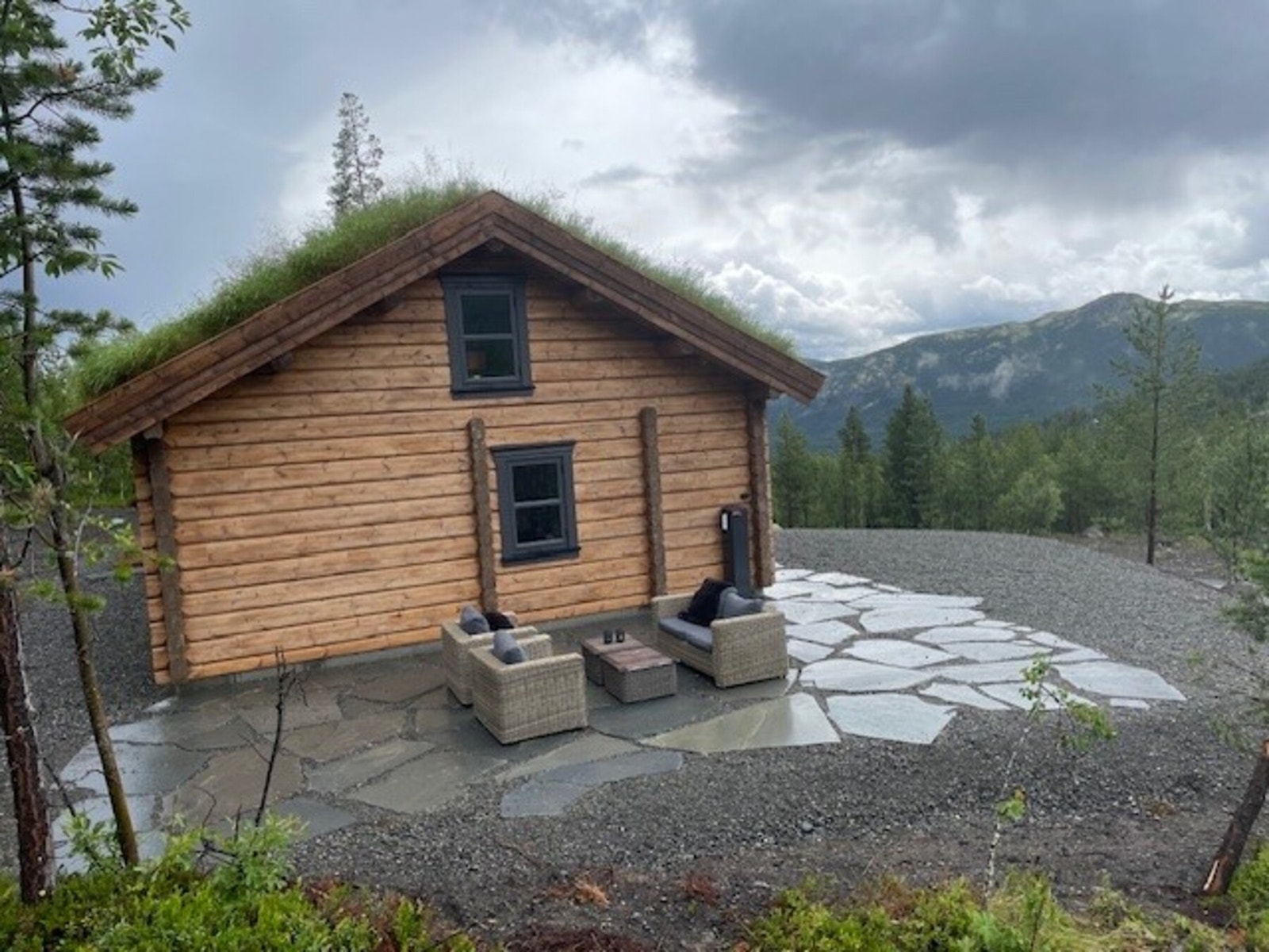 Uteområdet er ferdig planert og det er bygd platting og lagt skiferheller Galleribilde