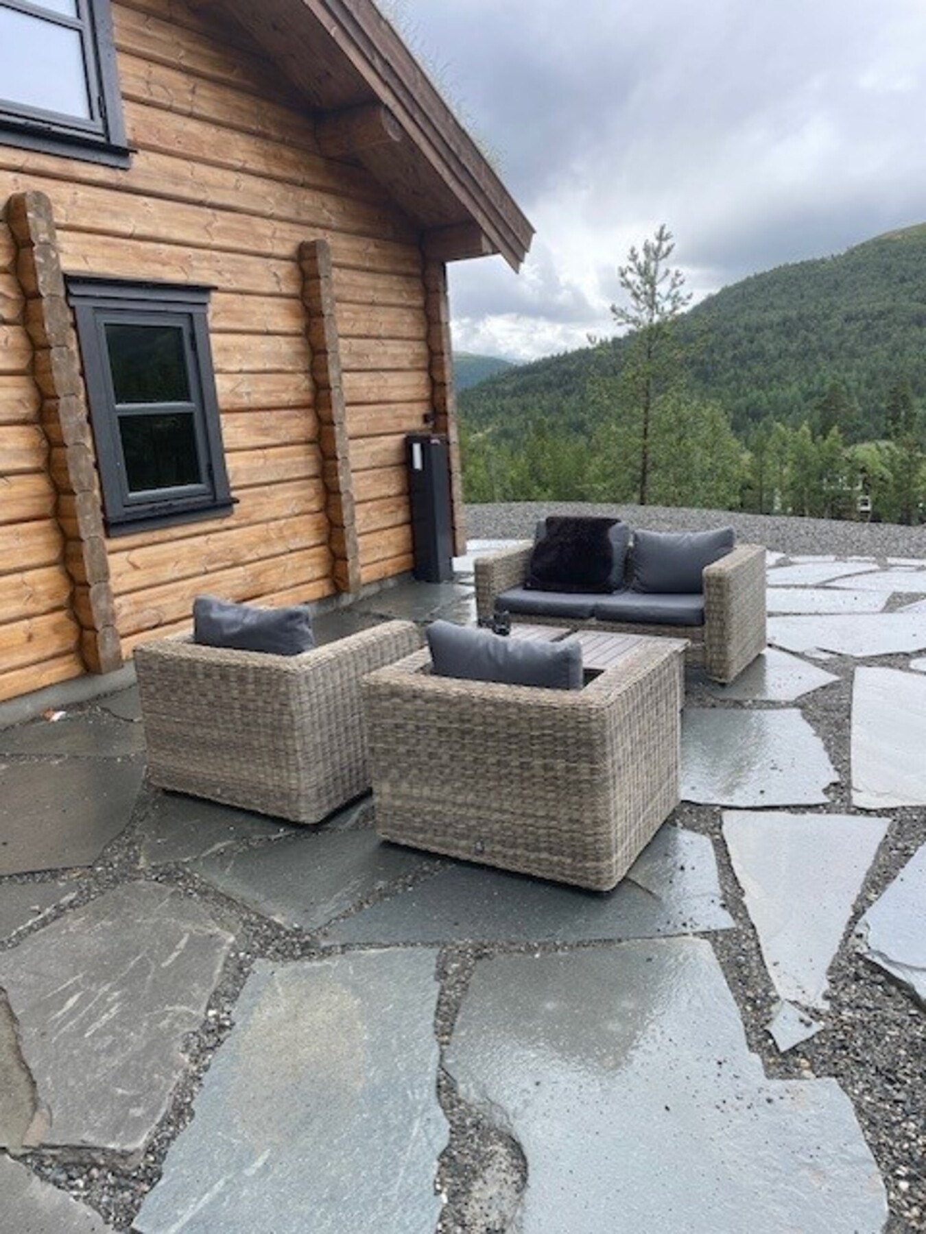 Uteområdet er ferdig planert og det er bygd platting og lagt skiferheller Galleribilde