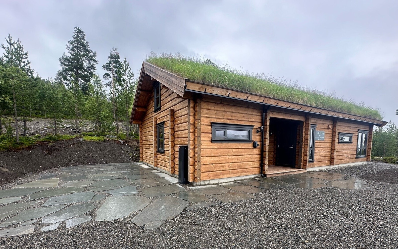 Uteområdet er ferdig planert og det er bygd platting og lagt skiferheller Galleribilde