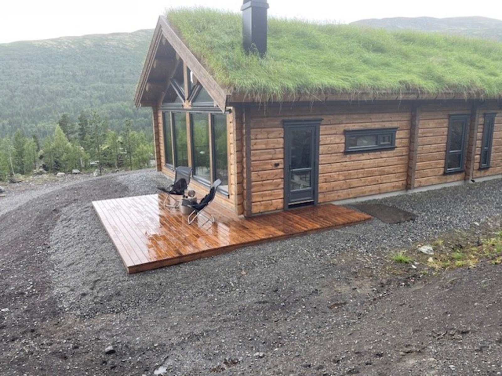 Uteområdet er ferdig planert og det er bygd platting og lagt skiferheller Galleribilde