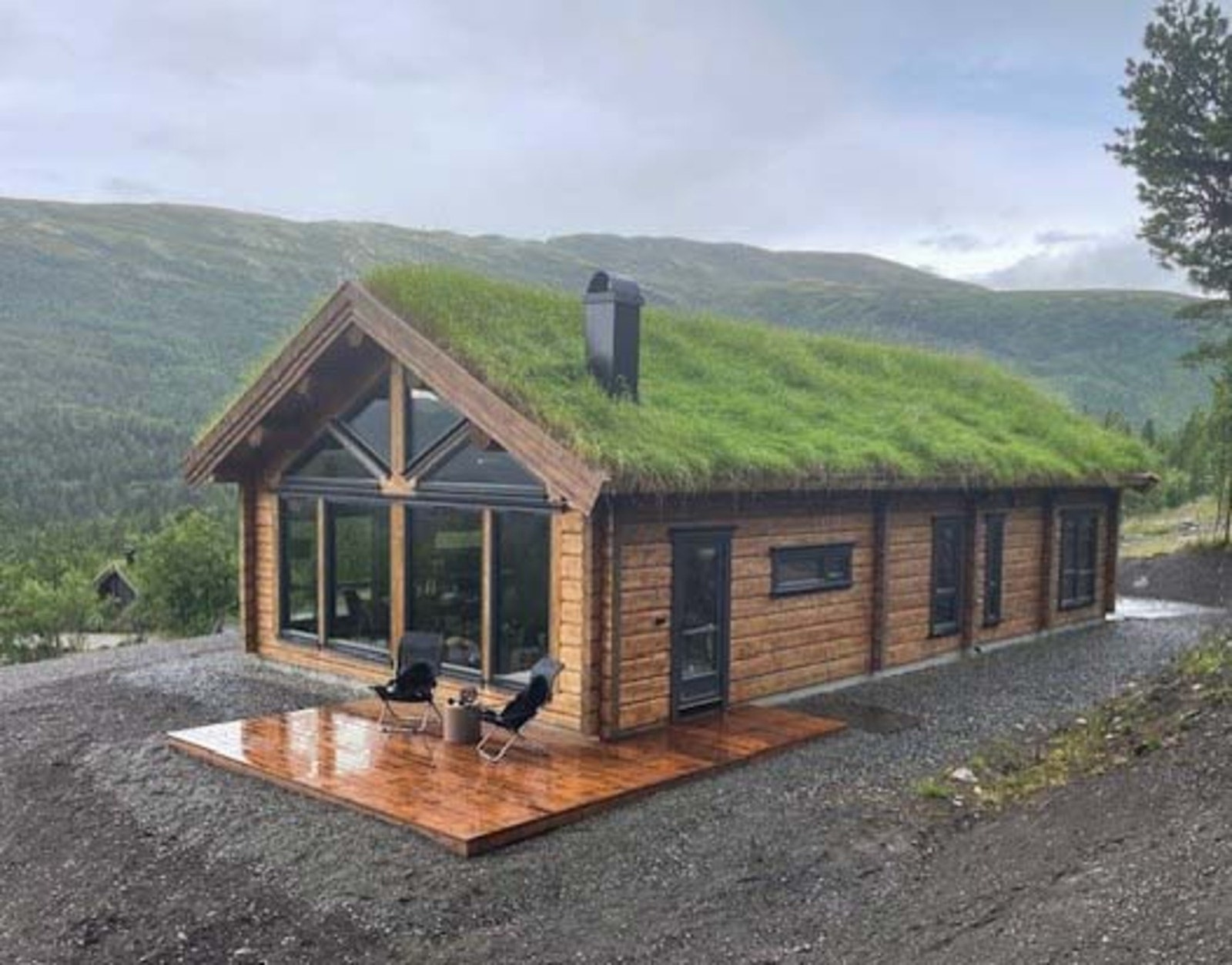 Hyttemodell Blåfjell ferdig oppsatt på romslig tomt på Lemonsjøen. Uteområdet er ferdig planert og det er bygd platting og lagt skiferheller Galleribilde