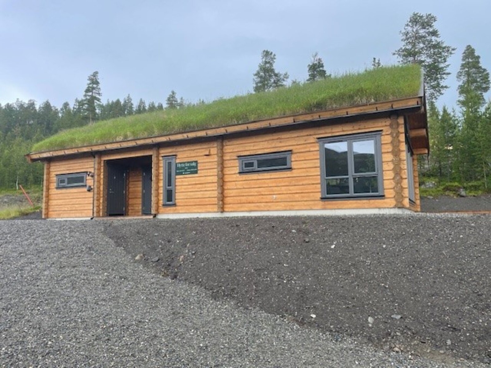 Uteområdet er ferdig planert og det er bygd platting og lagt skiferheller Galleribilde