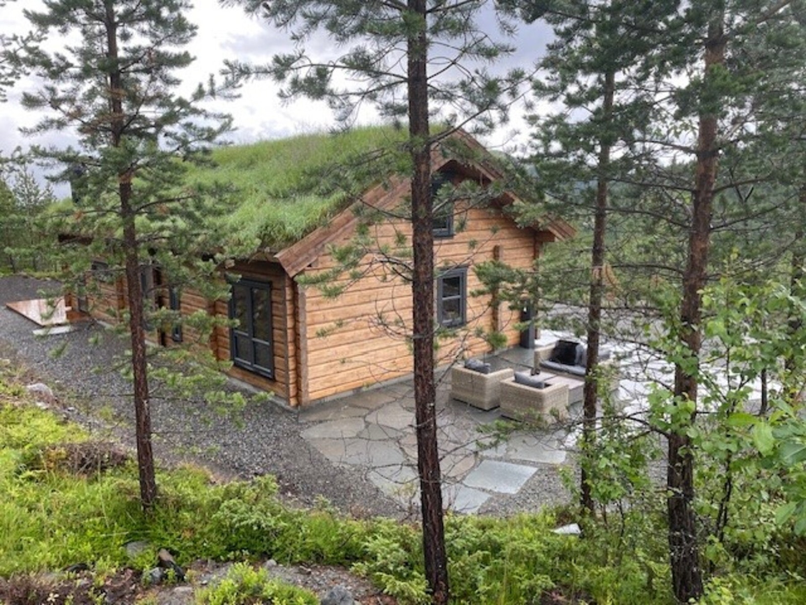 Uteområdet er ferdig planert og det er bygd platting og lagt skiferheller Galleribilde