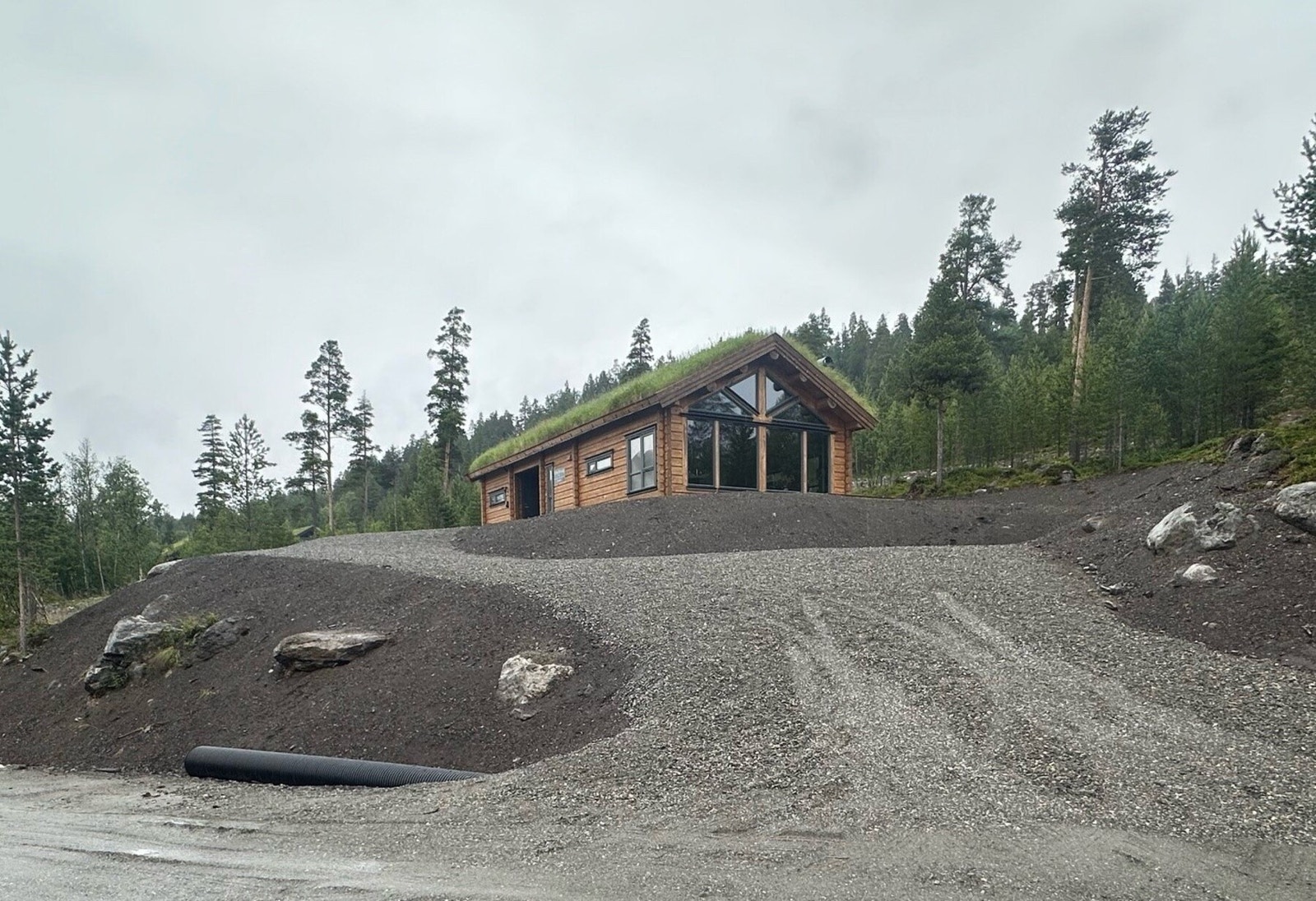 Uteområdet er ferdig planert og det er bygd platting og lagt skiferheller Galleribilde