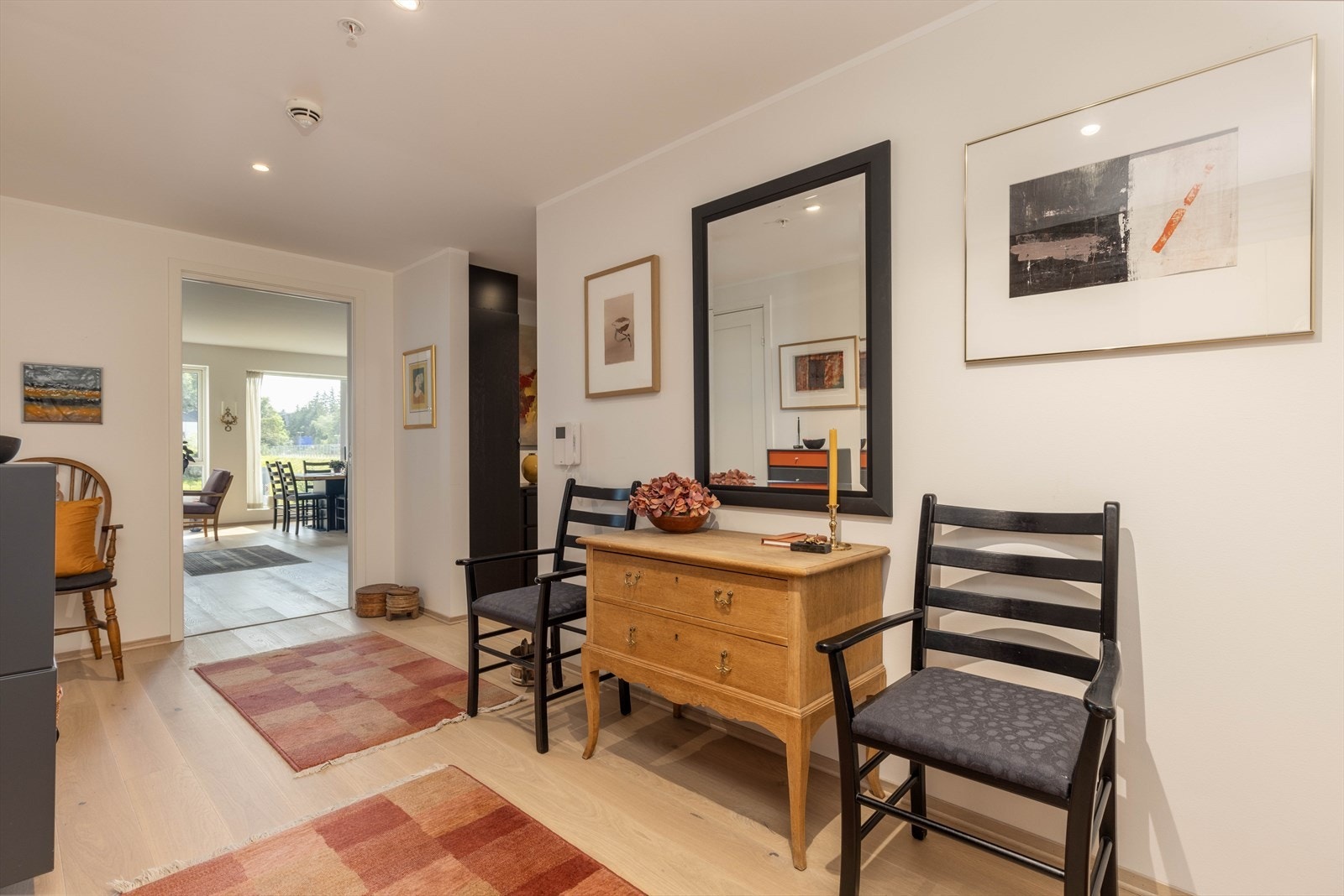 Enstavs eikeparkett i hele leiligheten untatt våtrom Galleribilde