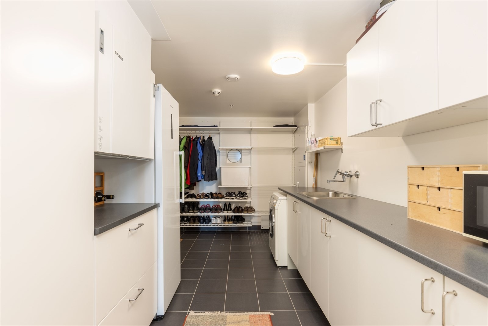 Vaskerom med egen inngang, svært praktisk når man kommer våt eller skitten hjem og ikke vil trå rett på den nydelige parketten Galleribilde