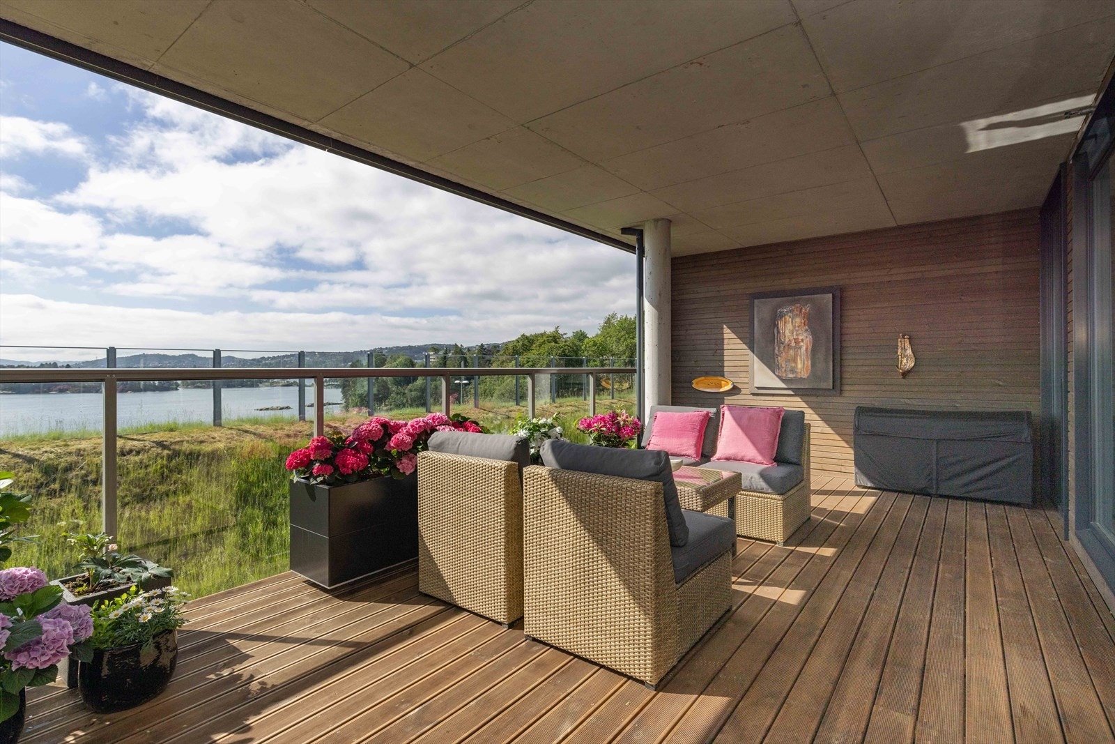 Den syd-vestvendt hovedterrassen er hele 42 kvm, der 18 kvm er innglasset. Galleribilde