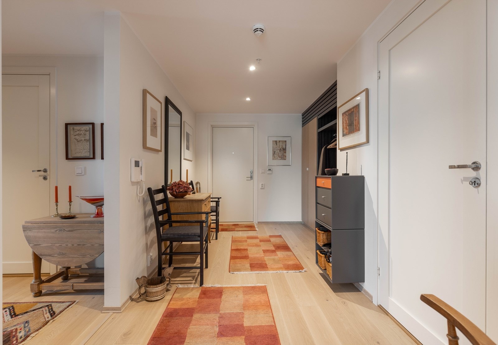 Legg merke til den plassbyggede garderobeløsningen i entréen Galleribilde