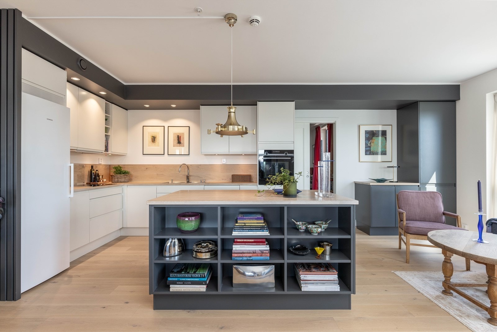 Nydelig og påkostet Sigdal-kjøkken Galleribilde