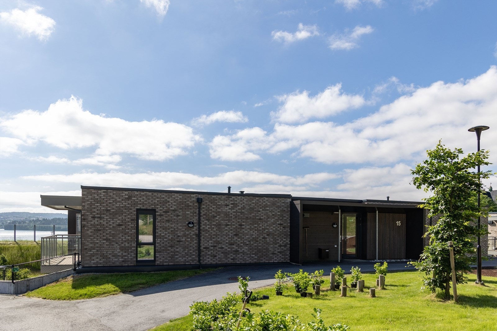 Pent opparbeidede fellesarealer og bygg med eksklusivt uttrykk i teglstein og treverk Galleribilde