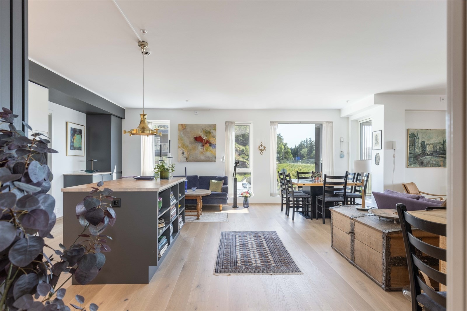 Entréen leder inn til en stor og flott stue Galleribilde