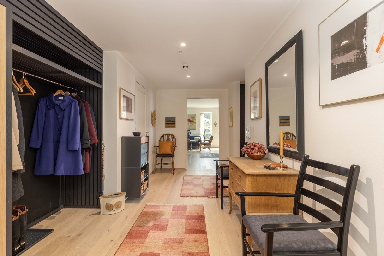 Velkommen inn! Du møtes av en svært romslig entré med god plass til å henge av deg yttertøyet Galleribilde