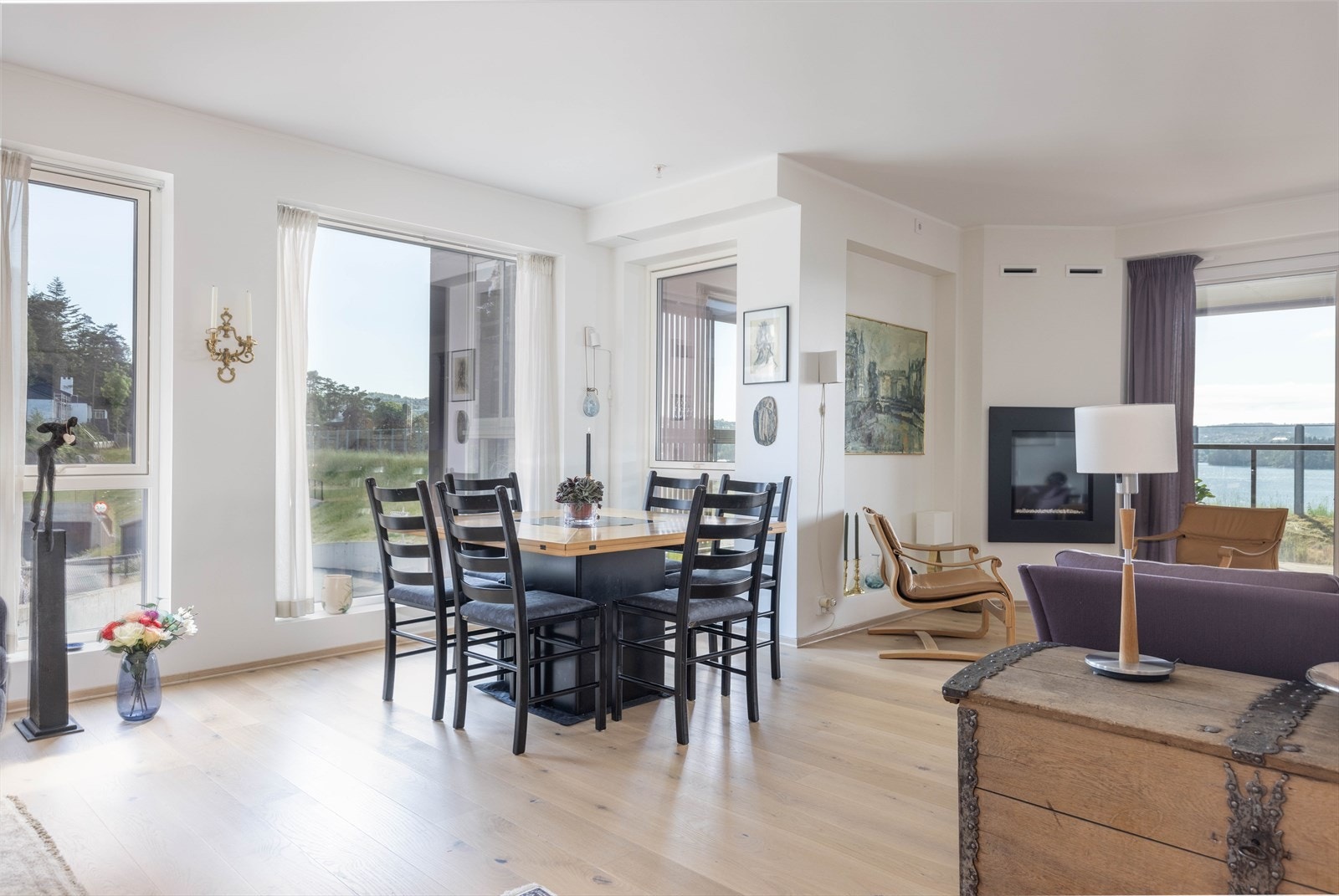 Store vindusflater som gir mye lys til rommet Galleribilde