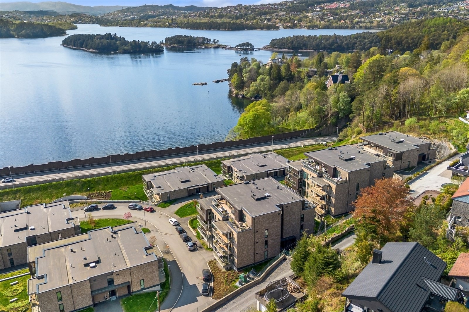 Idylliske Skiparviken, med umiddelbar nærhet til Nordåsvannet og Troldhaugen Galleribilde