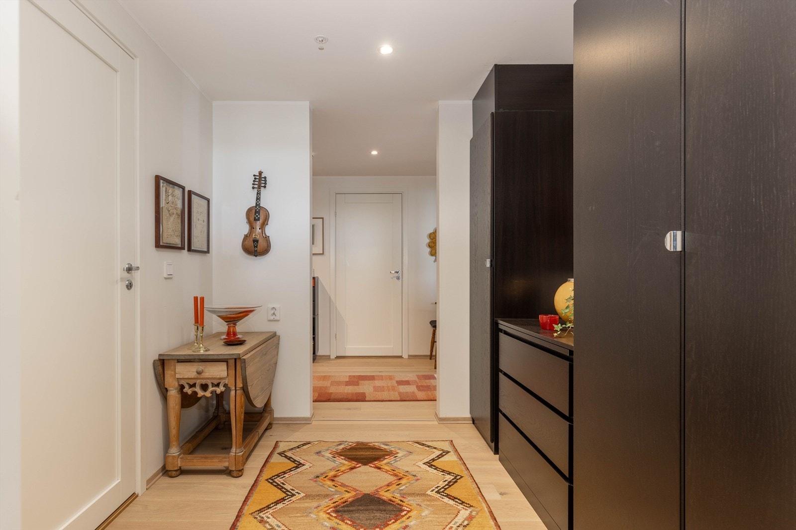 Det andre soverommet og badet ligger i sin egen fløy i leiligheten Galleribilde