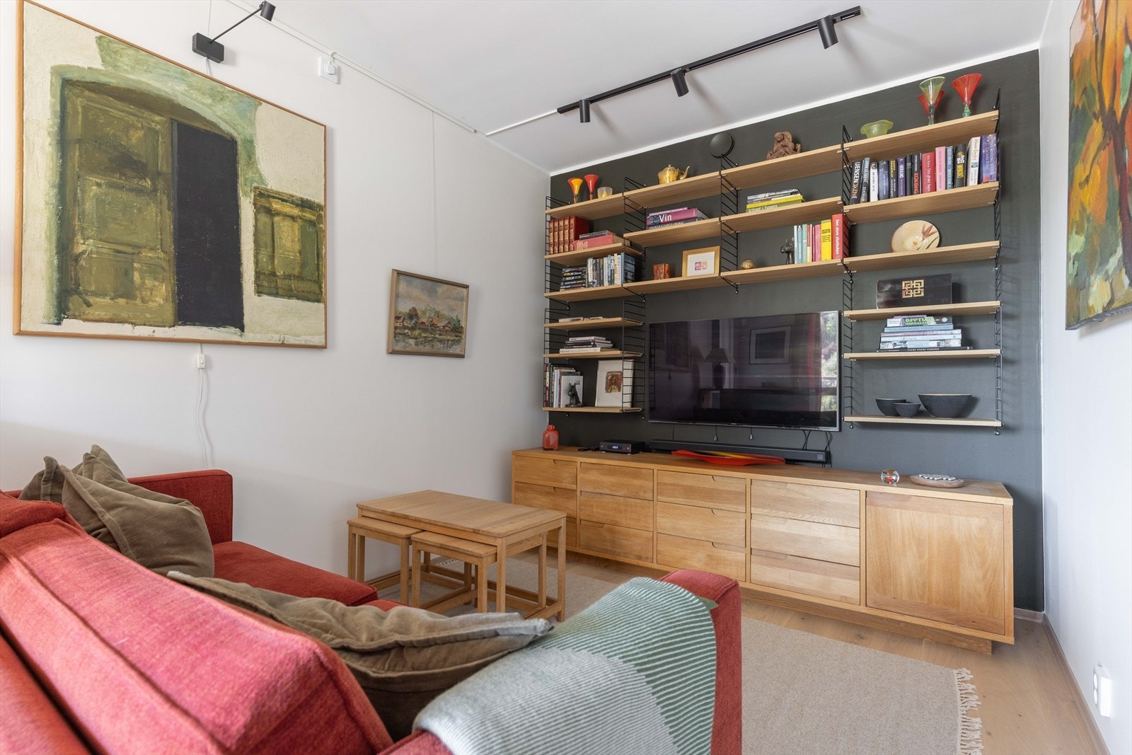 Her finner du roen, enten med noe gøy på TVen eller en god bok Galleribilde