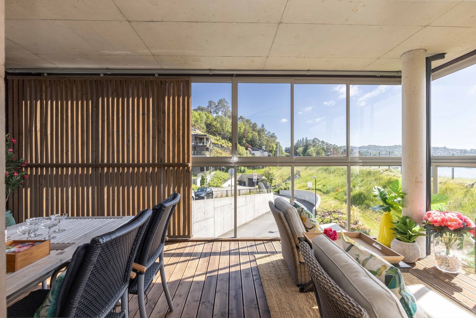 Skilleveggen går på skinner og kan flyttes på for å optimalisere sol/minimere innsyn Galleribilde