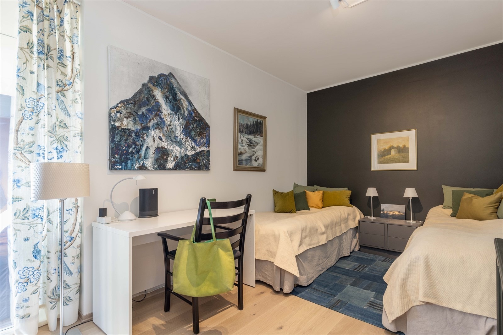 Soverom 2 er 13,4 kvm. Perfekt som gjesterom, hjemmekontor eller barnerom Galleribilde