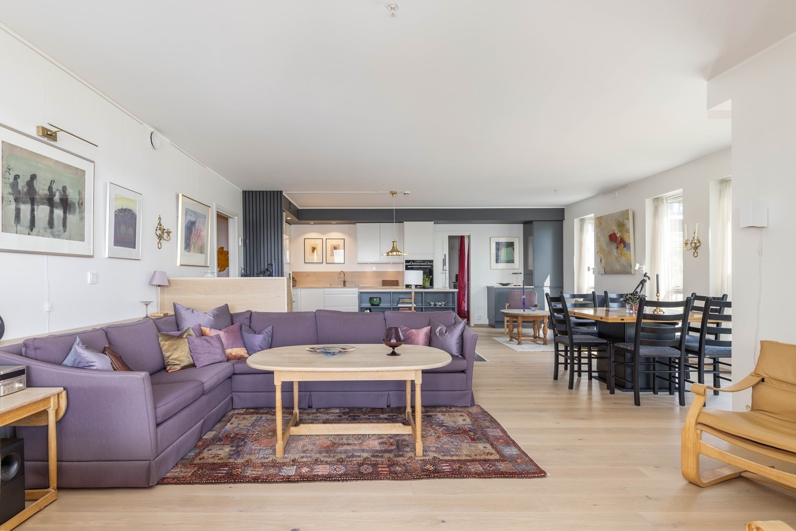 Stuen er hele 54 kvm med separat TV-stue på 13 kvm Galleribilde