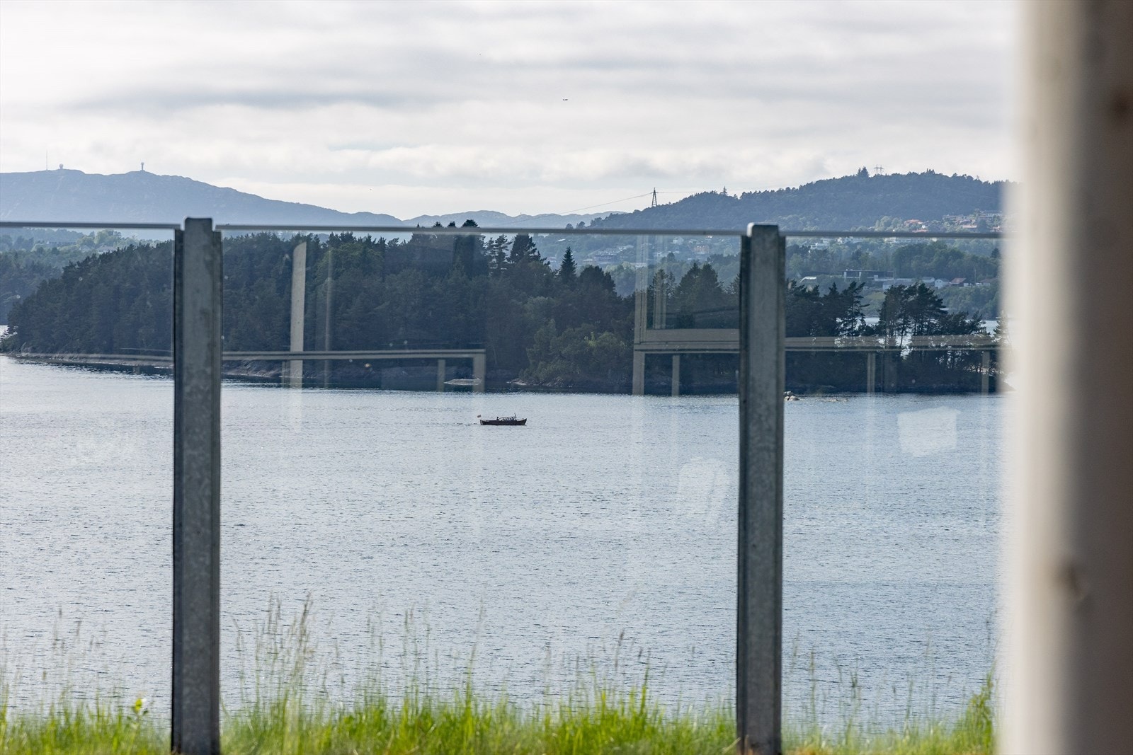 Det er et yrende liv på vannet, med båter, seiling og vannsport Galleribilde
